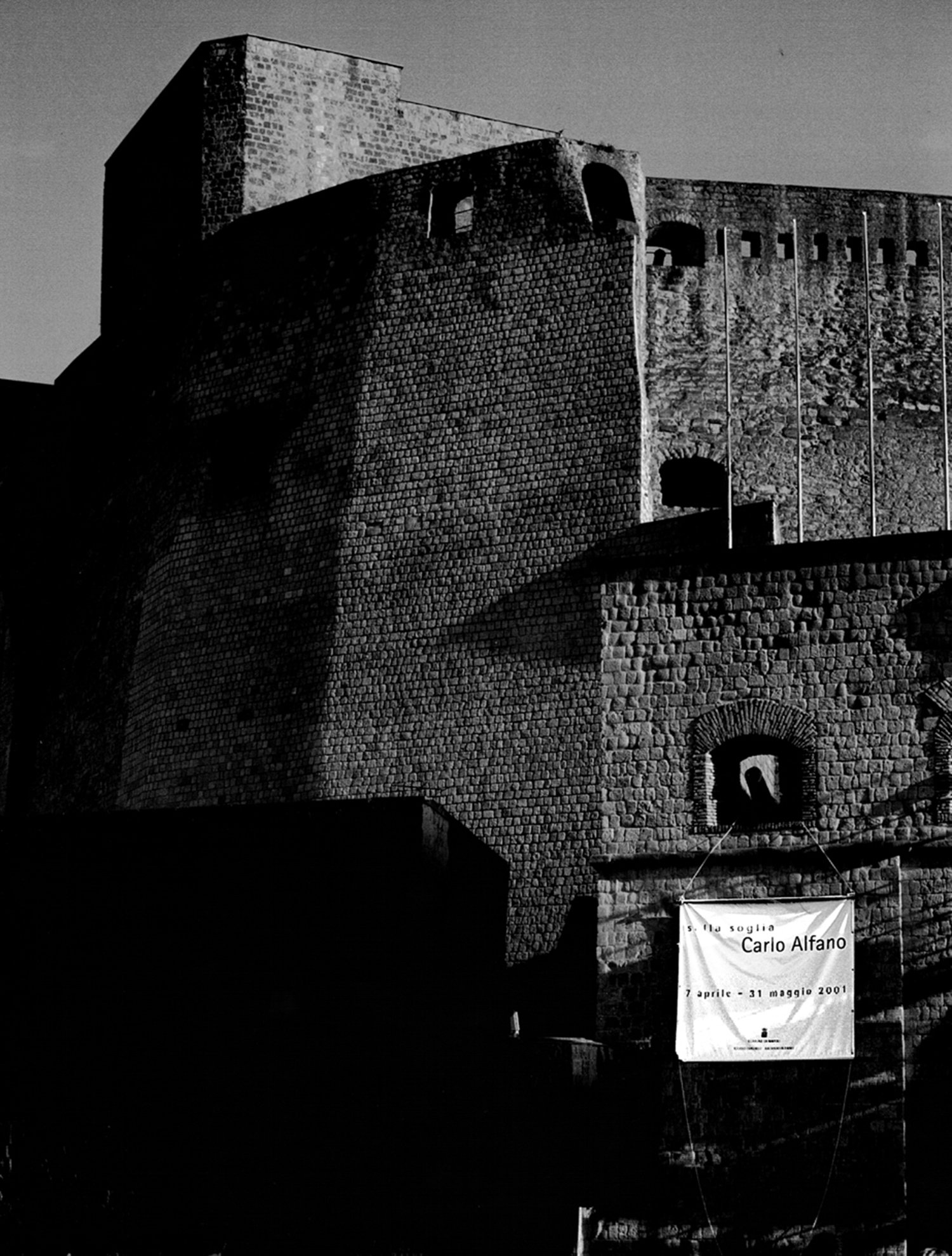 1. Carlo Alfano, Sulla soglia, 7 April - 31 May 2001, Castel dell'ovo, Naples, ph. P. Avallone.jpg