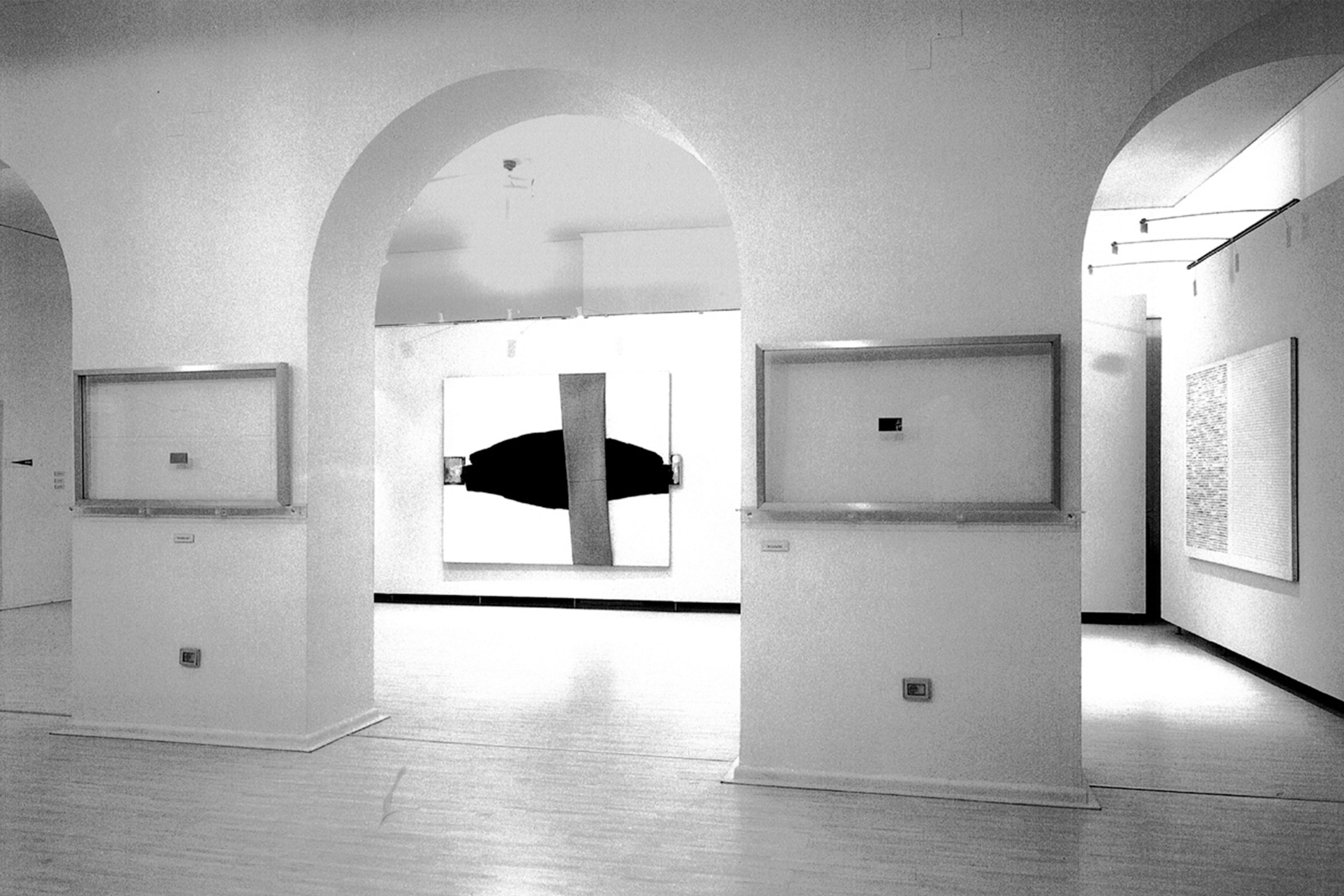 xCarlo Alfano, Sulla soglia, 7 April - 31 May 2001, Castel dell'ovo, Naples, ph. P. Avallone.jpg