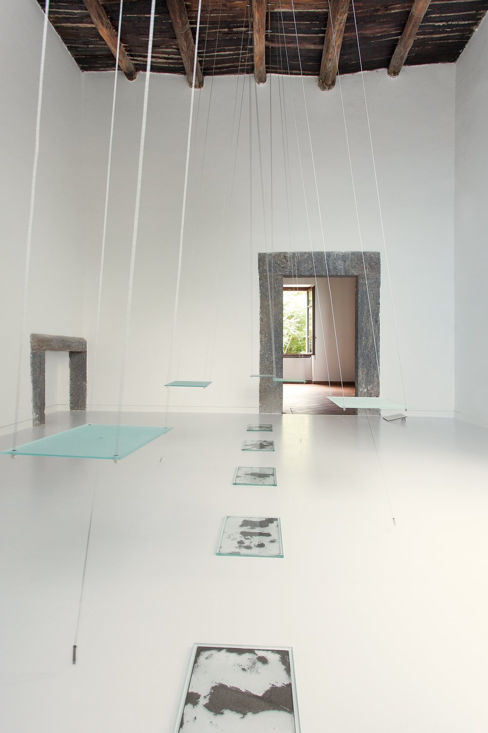 Cosa ferma le altalene_, 2012, installazione ambientale, acciaio e vetro, foto Amedeo Benestante.jpg