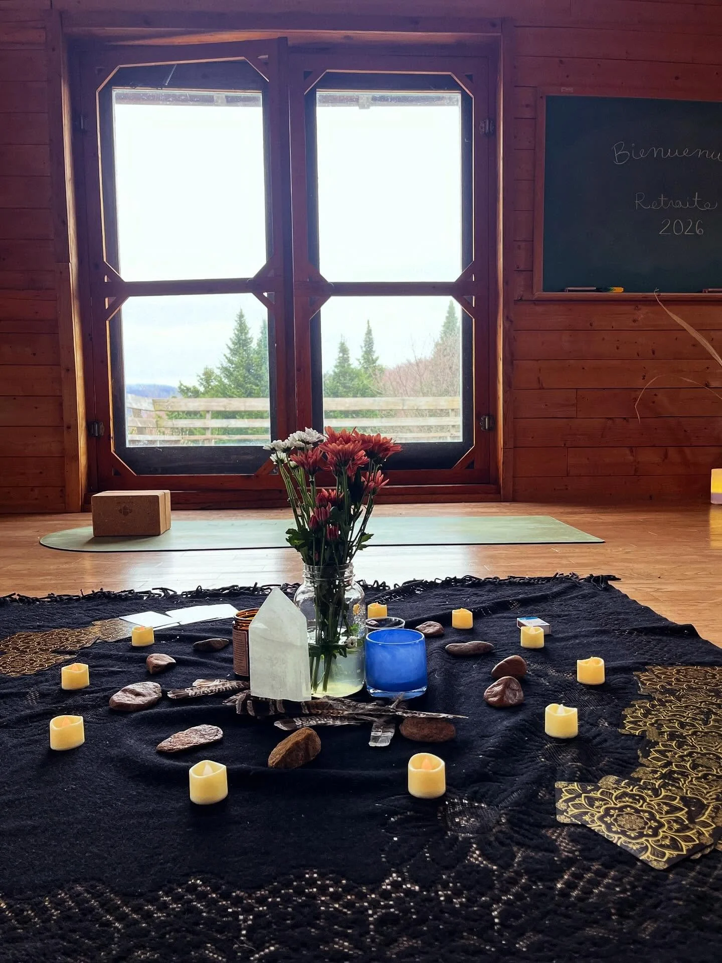 Une premi&egrave;re pour moi 💕 Un weekend de retraite de yoga &agrave; @aubergerenouveausutton en compagnie du meilleur trio @jessyoga.ca @gchristinaa__ @rach.laferriere.

Un moment pour me retrouver juste moi, sans obligation, sans enfant, sans att