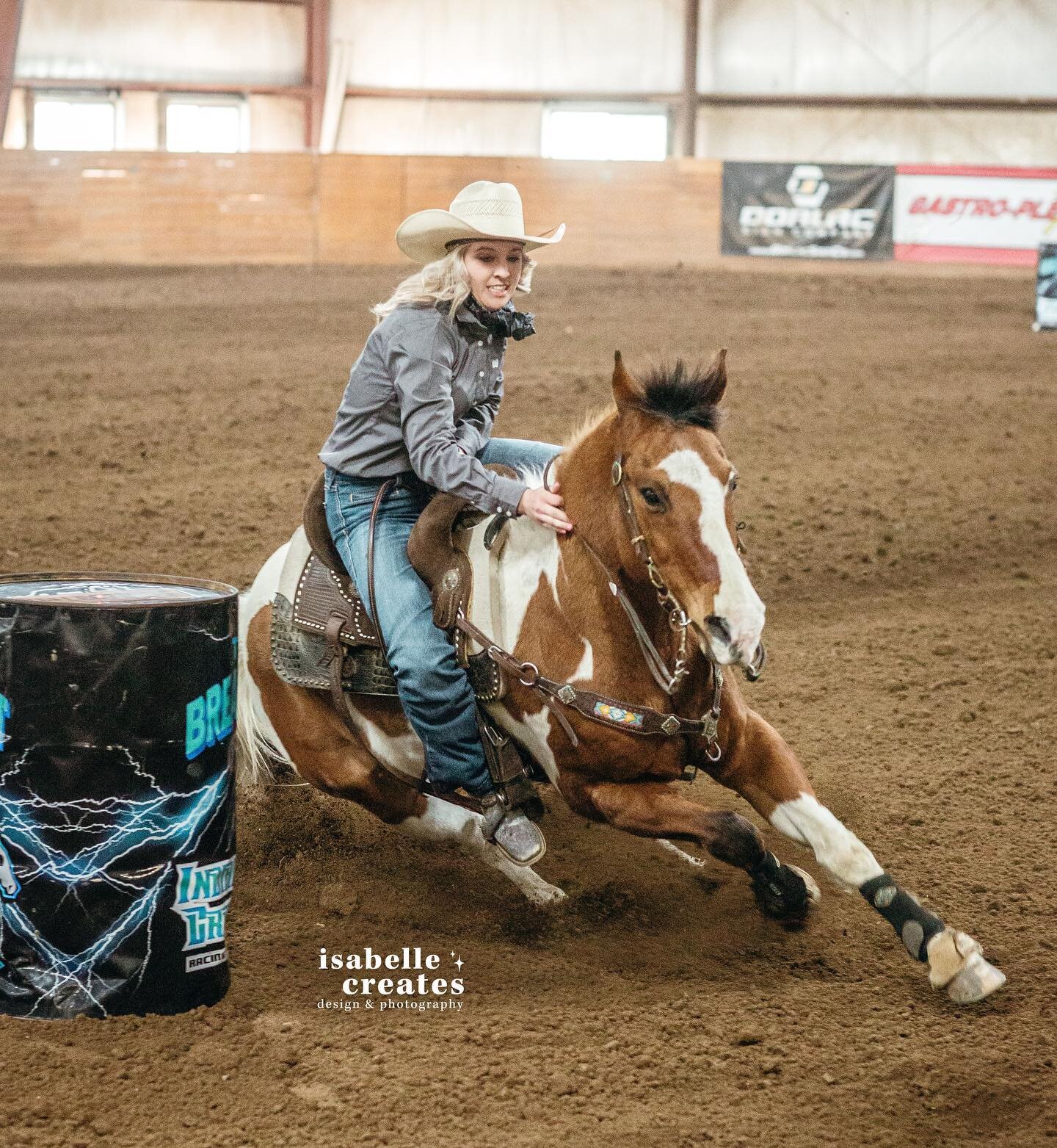 I love getting shots that you don&rsquo;t typically get at barrel races! I&rsquo;m ready to squeeze into any space just to get that photo 😂 

Catch me in May assistant photographing the next show with @bgyphotograph