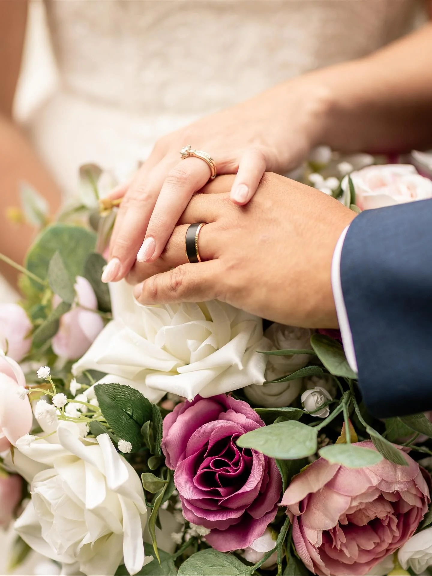 I&rsquo;m so happy I got to be a small part of this beautiful wedding day!! 💍 It was so hard to pick just a few photos, so more to come.

Second shot for @corrinhuntphotography