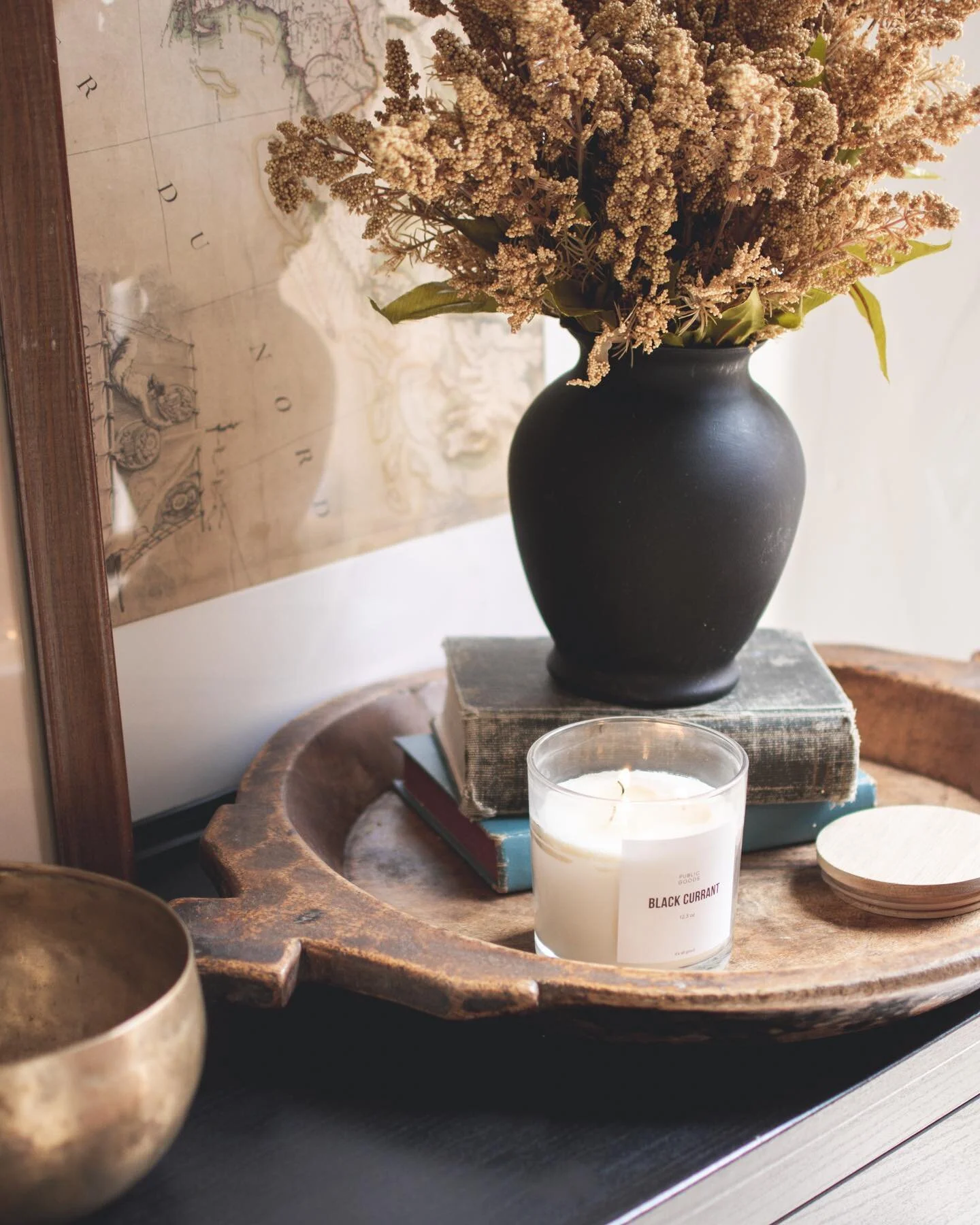 Showing up with a touch of black and a bit of vintage. 😉 

#interiordesign #newmexicodesigner #interiorstylist #IntentionalHome #NewMexicoHome #MakeTimeForDesign #ABQhome #TraditionalHome #homedecor #interiorstyling #idcoathome  #entrywayvignette