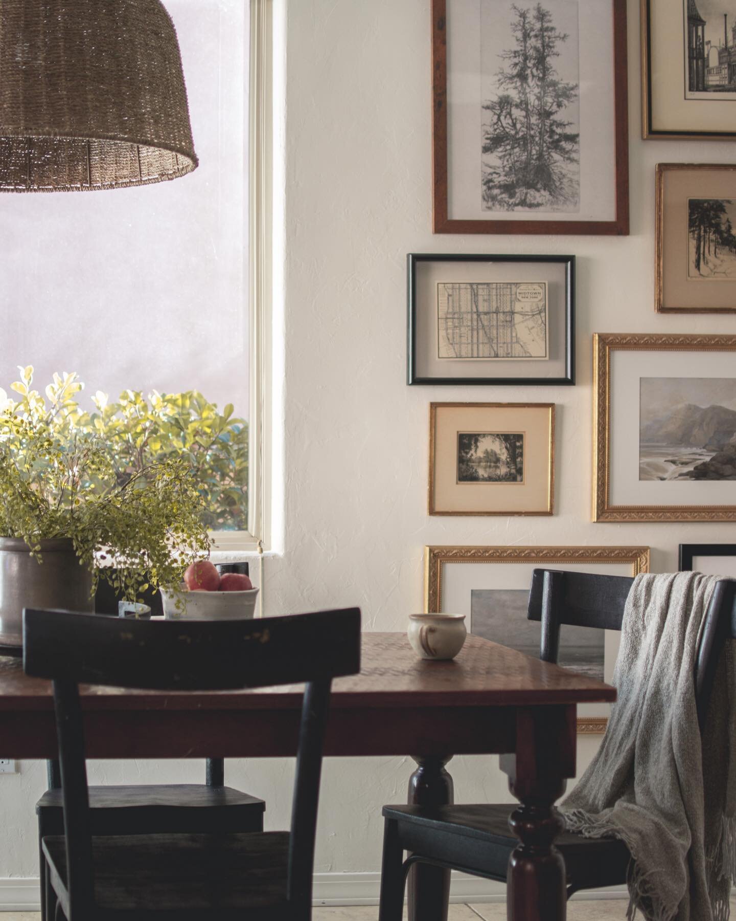 There are few things that beat sitting around a table, warm drink in hand with good company.

☕️ cheers to creating time and space for these things. 

#interiordesign #newmexicodesigner #interiorstylist #IntentionalHome #NewMexicoHome #MakeTimeForDes