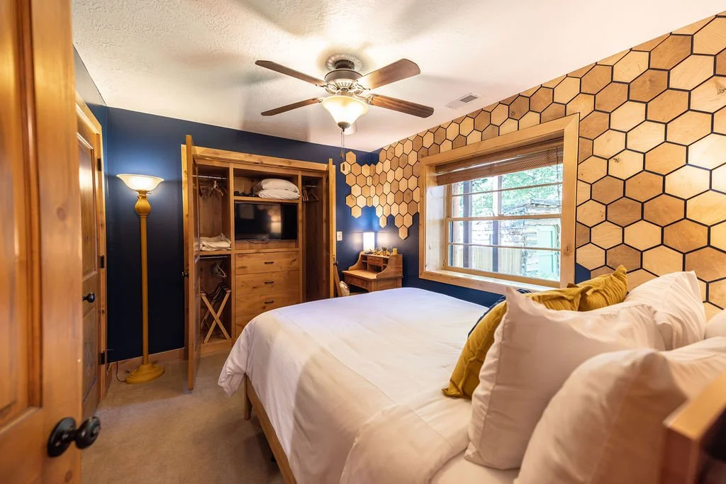 The Beehive - Queen Downstairs Bedroom