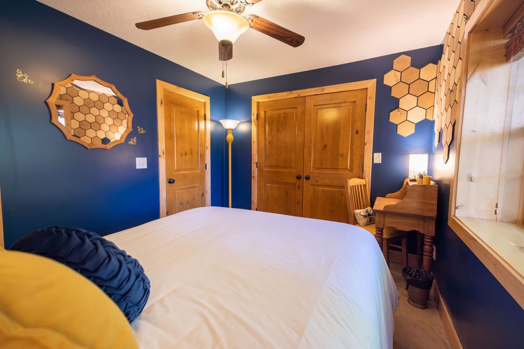 The Beehive - Queen Downstairs Bedroom