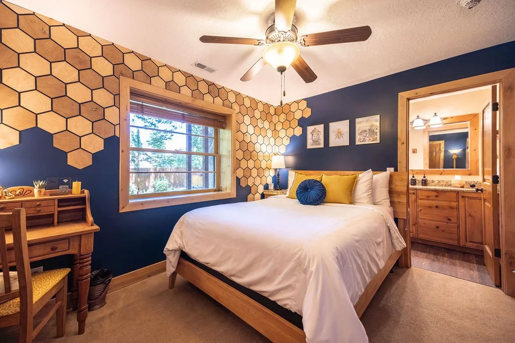 The Beehive - Queen Downstairs Bedroom
