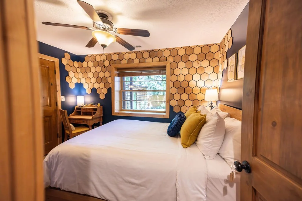 The Beehive - Queen Downstairs Bedroom