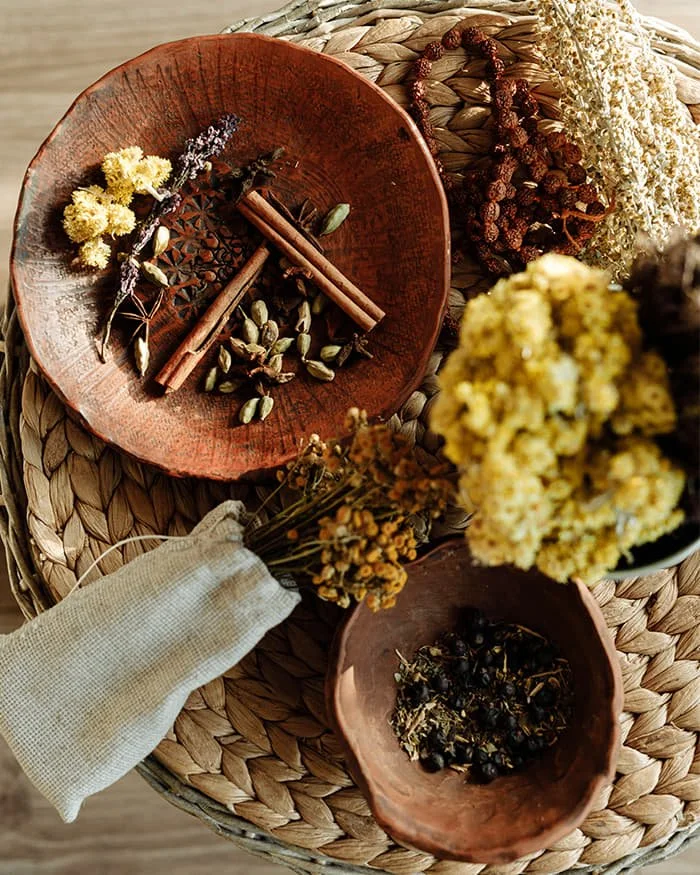 Hierbas medicinales y aromáticas utilizadas para el masaje con pindas