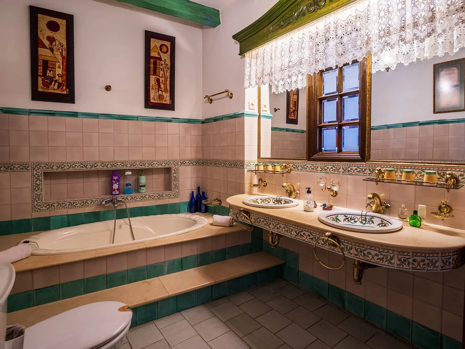 Baño con bañera – La Casa del Obispo
