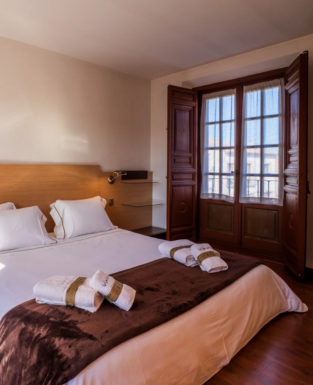 Suite Minimalista N&ordm;16 

Donde menos es m&aacute;s. Un refugio donde el tiempo se detiene.
Terraza privada ba&ntilde;ada de calma,
un jacuzzi inmenso que invita a perderse,
y un dise&ntilde;o que respira pureza y serenidad.

Disponible este fin 