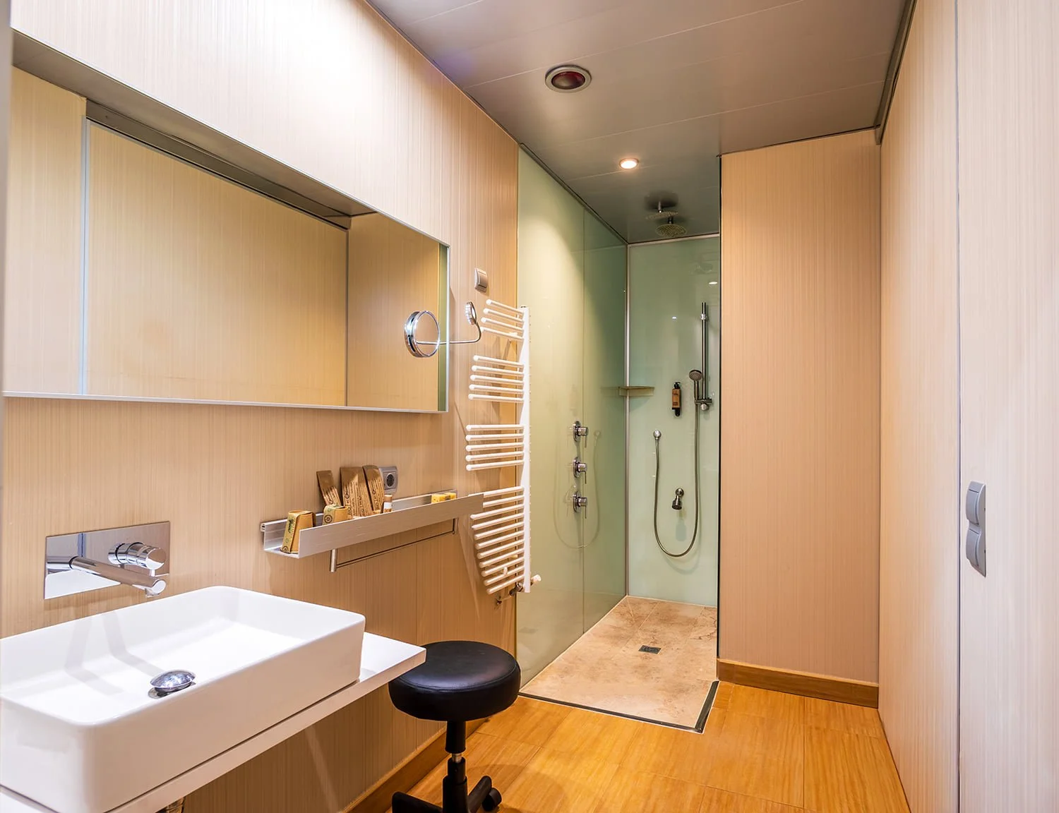 Baño de lujo con ducha efecto lluvia