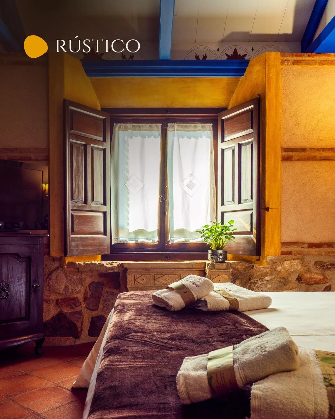 Nuestras habitaciones r&uacute;sticas huelen a madera, a calma, a historia bien contada.

Te envuelven con sus vigas vistas, sus muros centenarios y esa luz que parece de otro tiempo.

✨ Aqu&iacute;, cada detalle susurra descanso.

Y cada noche es un