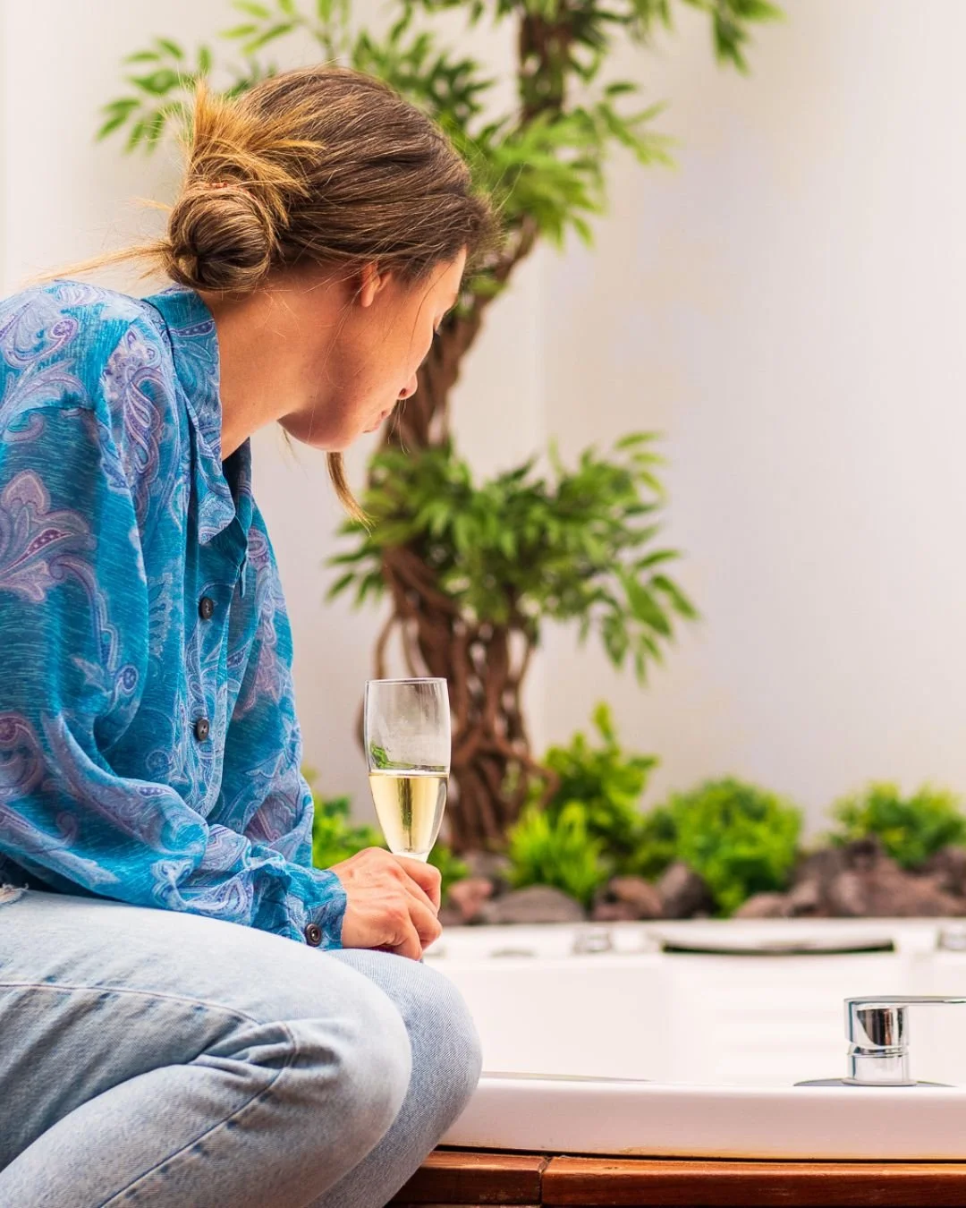 🥂 Silencio. Espuma. Una copa en la mano y el mundo en pausa.

Nuestra deluxe 21 es perfecta para tener un momento para ti.

Para mirar despacio. Para respirar hondo.

Para no hacer nada&hellip; y sentirlo todo.

✨ &iquest;Te lo imaginas? Pues puedes