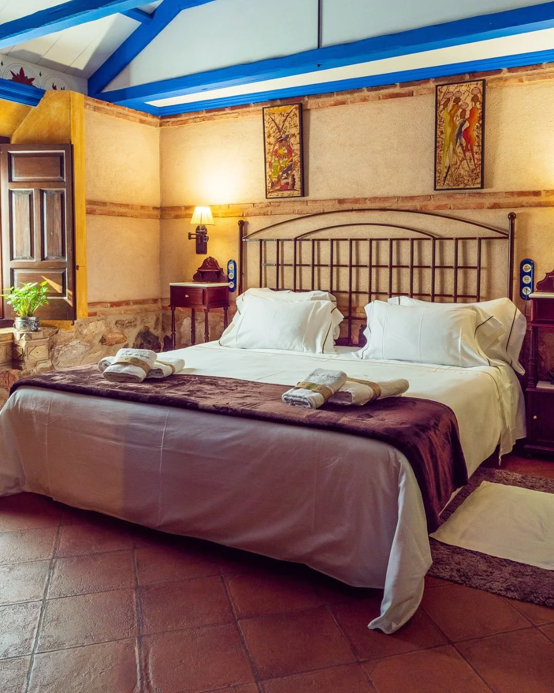 Este Halloween no necesitas fantasmas 👻
Luces tenues, rincones con historia y ese silencio que te envuelve y lo cambia todo.
🖤 En La Casa del Rector, lo misterioso no da miedo… da ganas de quedarse.
✨ Vive una noche diferente.