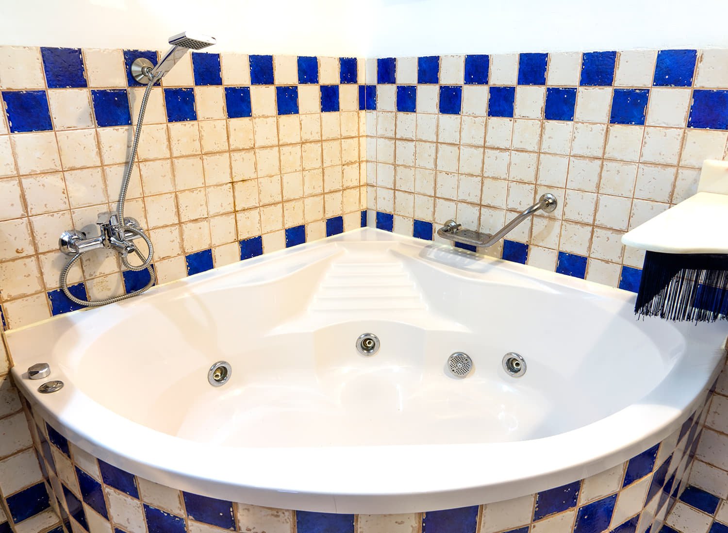 Baño con bañera hidromasaje en la Suite Rústica de La Casa del Rector, hotel con encanto en Almagro