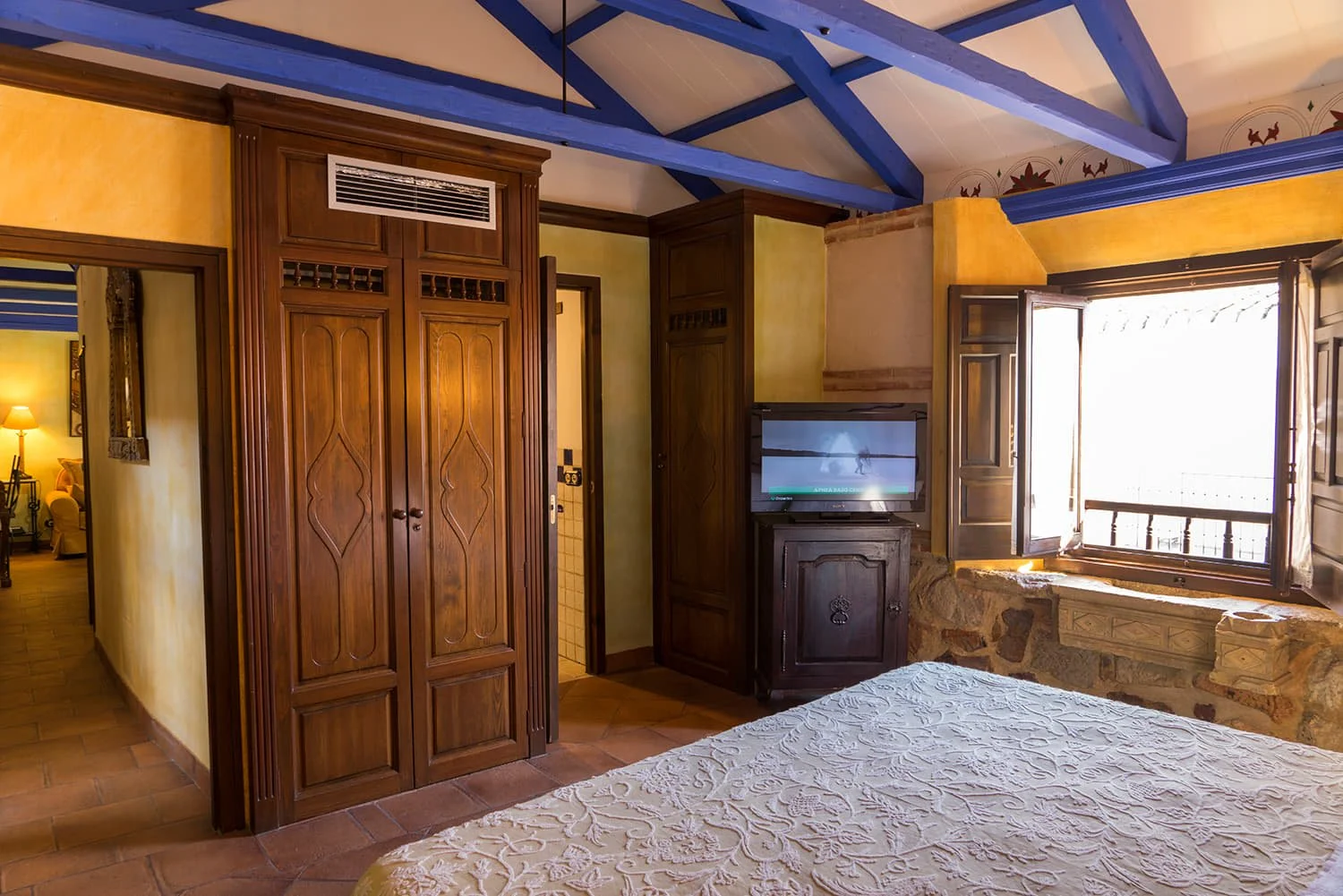 Vista del dormitorio de la Suite Rústica en La Casa del Rector, hotel de lujo en Almagro