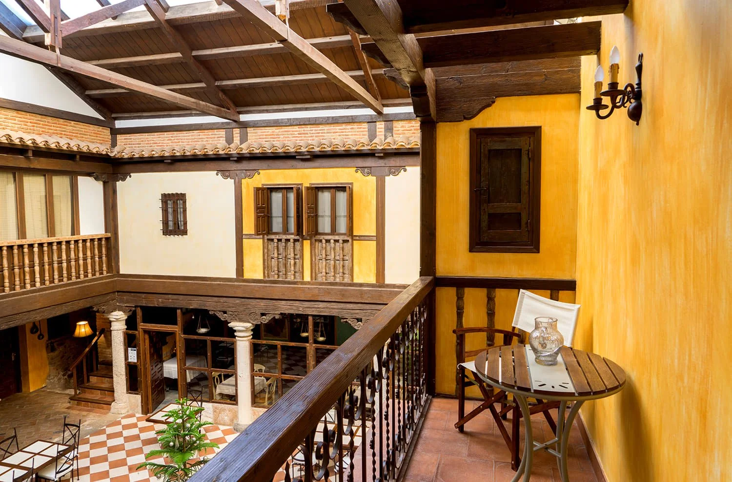 Terraza privada de la Suite Rústica con vistas al patio de La Casa del Rector, Almagro