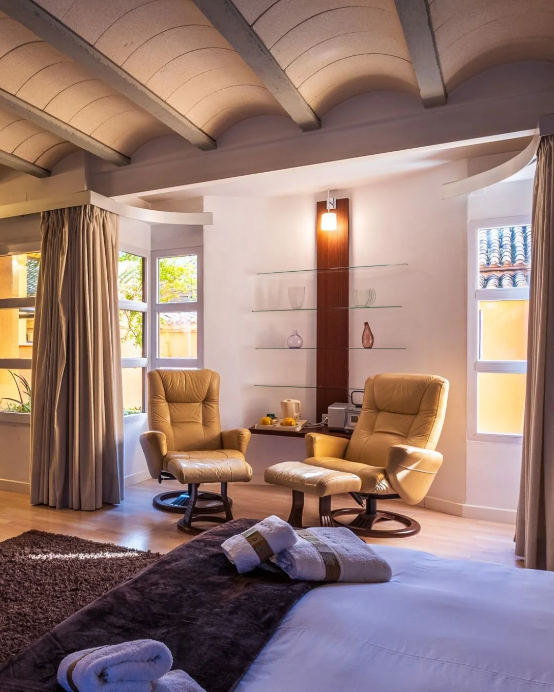 💼 &iquest;Viajas por trabajo y necesitas desconectar o concentrarte?
 
🛏️ Nuestras habitaciones amplias y totalmente equipadas est&aacute;n pensadas tanto para descansar tras un d&iacute;a intenso como para trabajar con comodidad.

 ☕ Tambi&eacute;