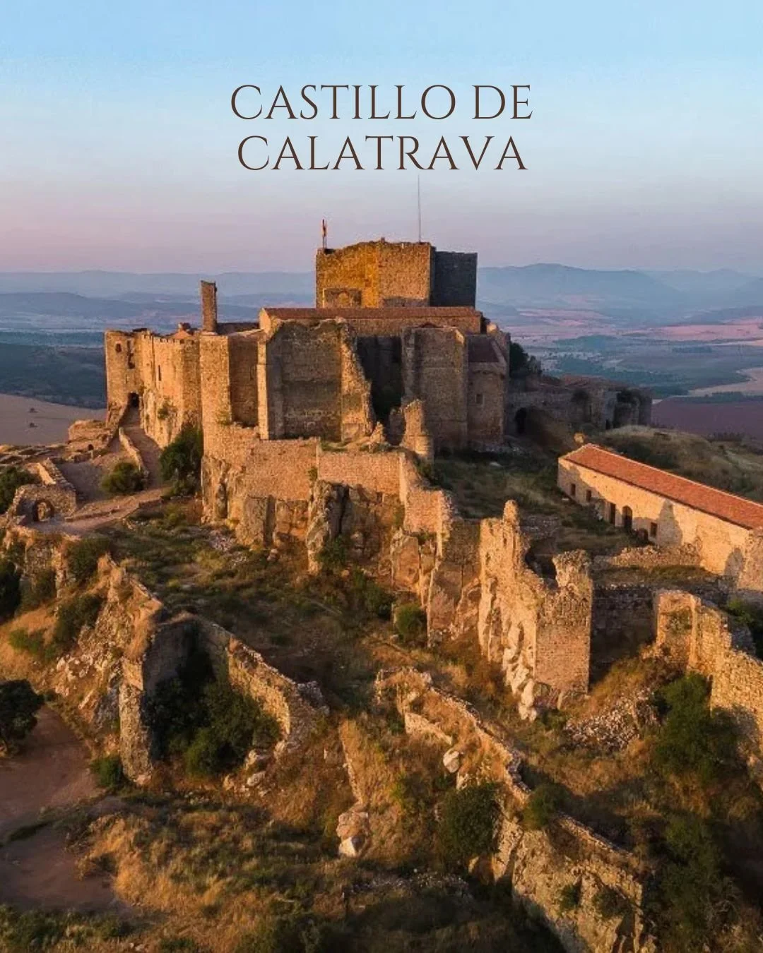 🏰 Viaja al pasado.

Recorre murallas, patios y pasillos que a&uacute;n conservan la huella de siglos de historia.

El Castillo de Calatrava la Nueva es uno de esos lugares que impresionan de verdad: por su grandeza, por sus vistas y por todo lo que 