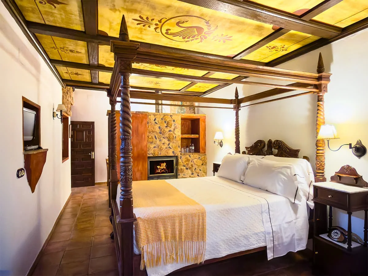 Habitación de hotel con chimenea