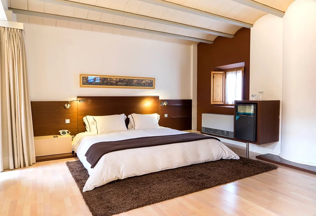 Habitación minimalista en hotel de Almagro