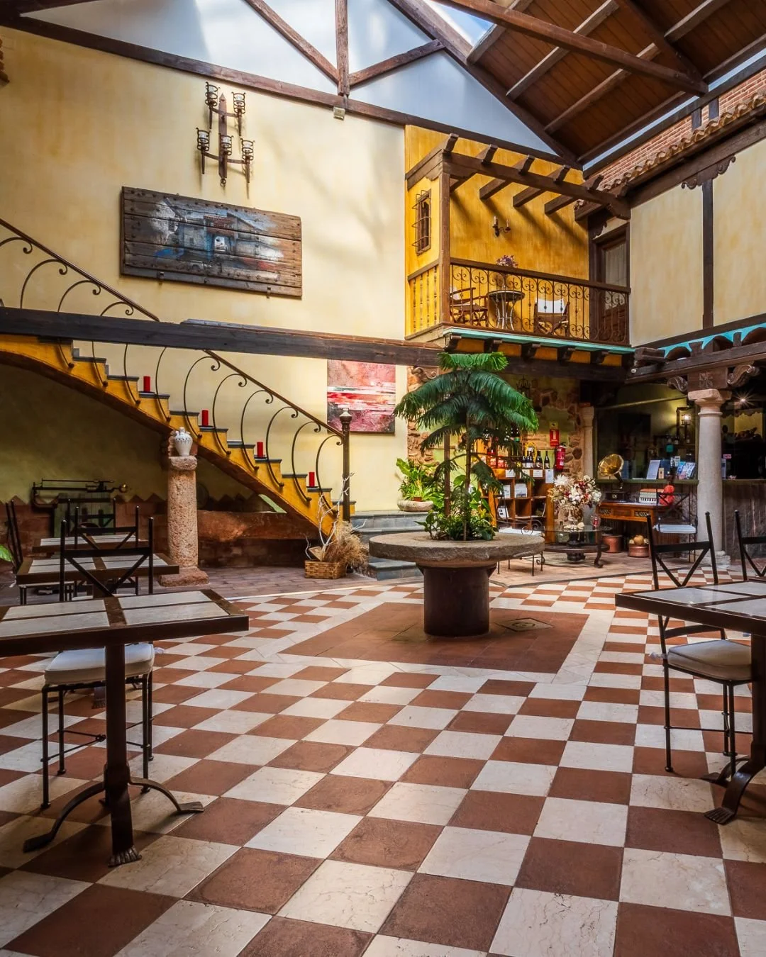 🌞 Junio en cada rinc&oacute;n.

Los rayos de sol iluminan nuestros patios, los aromas del verano comienzan a llenar el aire y cada detalle invita a detenerte, respirar y disfrutar.

Ven a La Casa del Rector y descubre c&oacute;mo un d&iacute;a cualq
