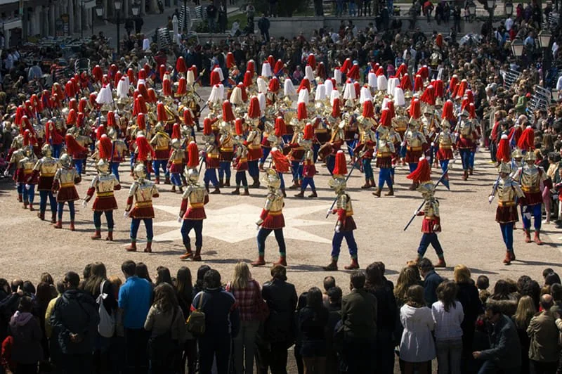 Formación del Caracol de Los Armaos en la Plaza Mayor de Almagro