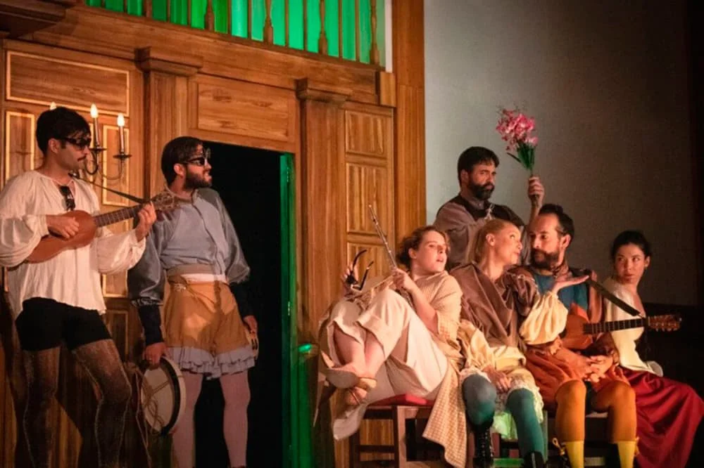 Representación de la obra Gil de las calzas verdes de Tirso de Molina en el Corral de Comedias de Almagro