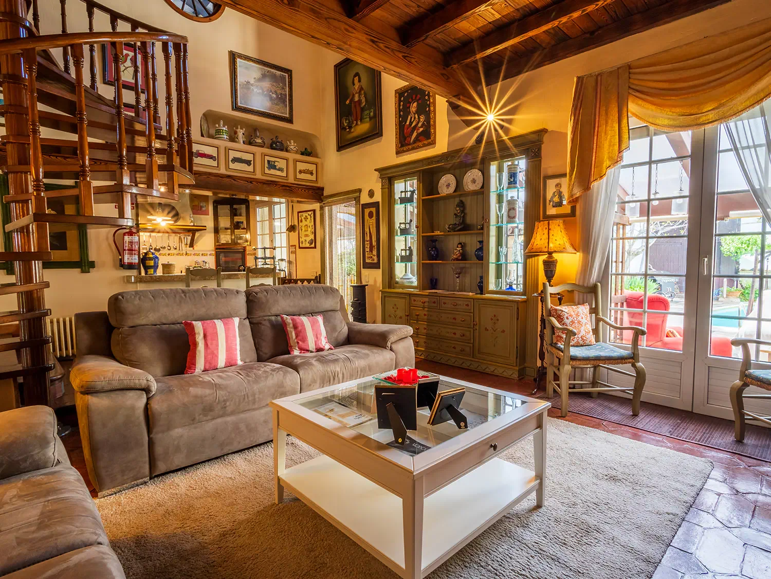 Salón amplio de casa rural para grupos con sofá, comedor y espacios comunes para disfrutar en familia o amigos
