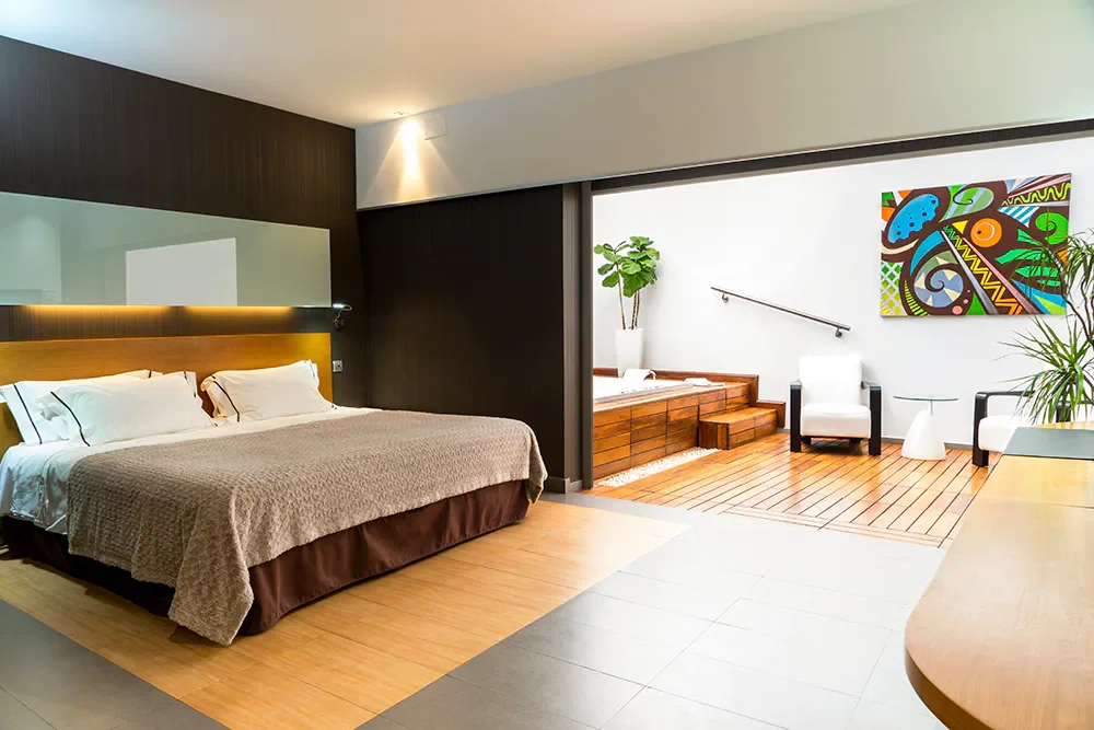 Habitación del hotel La Casa del Rector en Almagro con jacuzzi privado ideal para una escapada durante el Festival de Teatro Clásico de Almagro