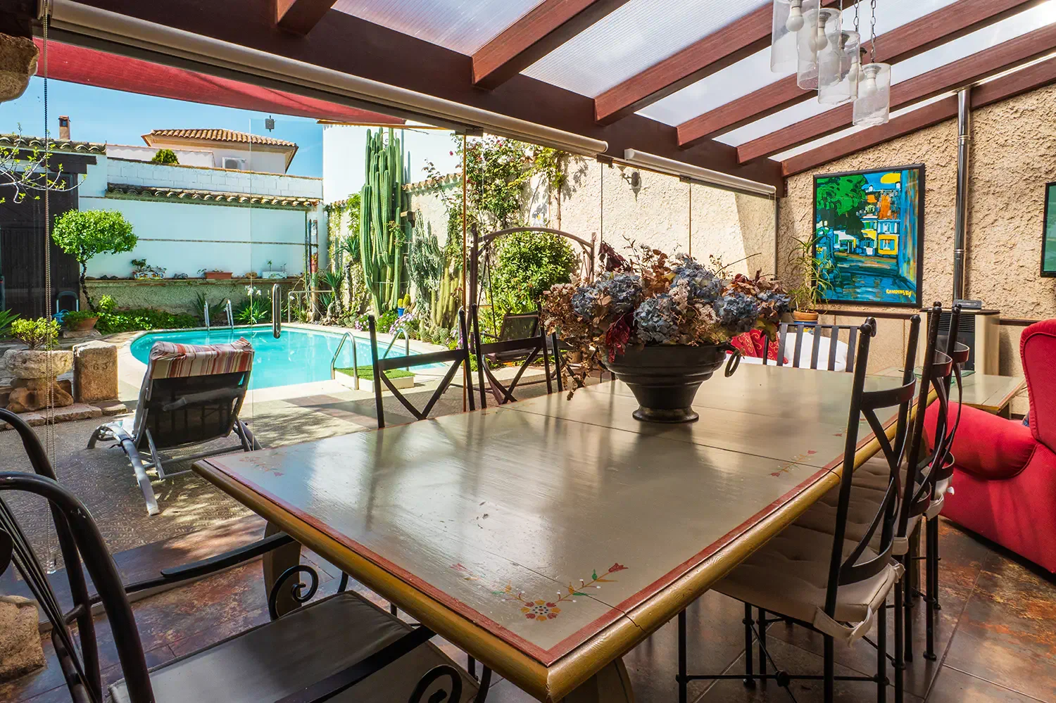 Salón en patio cubierto de casa rural para grupos en Almagro con zona de reunión exterior protegida
