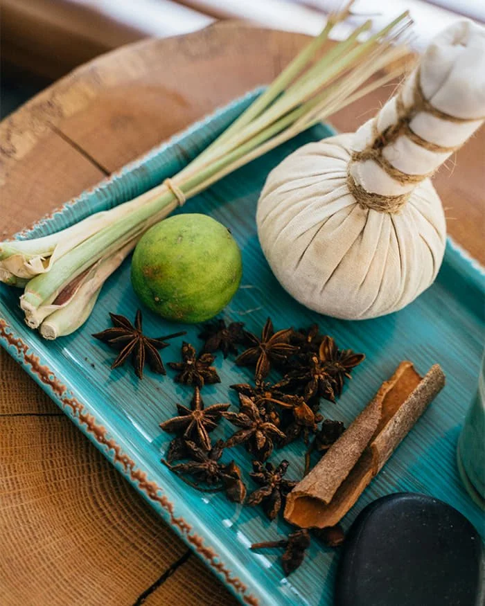 Preparación de pindas para masaje calentadas al vapor con hierbas naturales