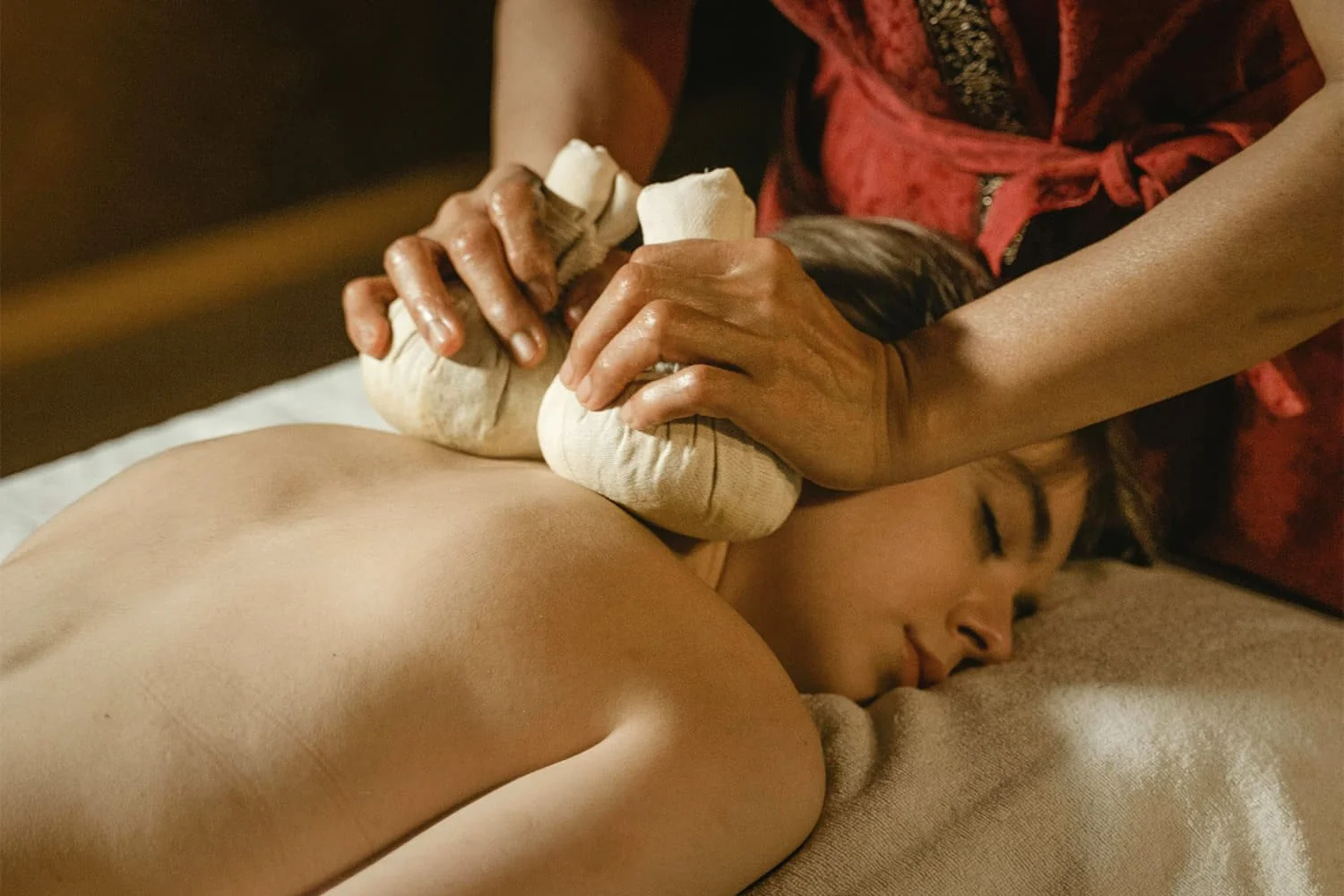 Masaje con pindas en un spa, tratamiento relajante con pindas calientes