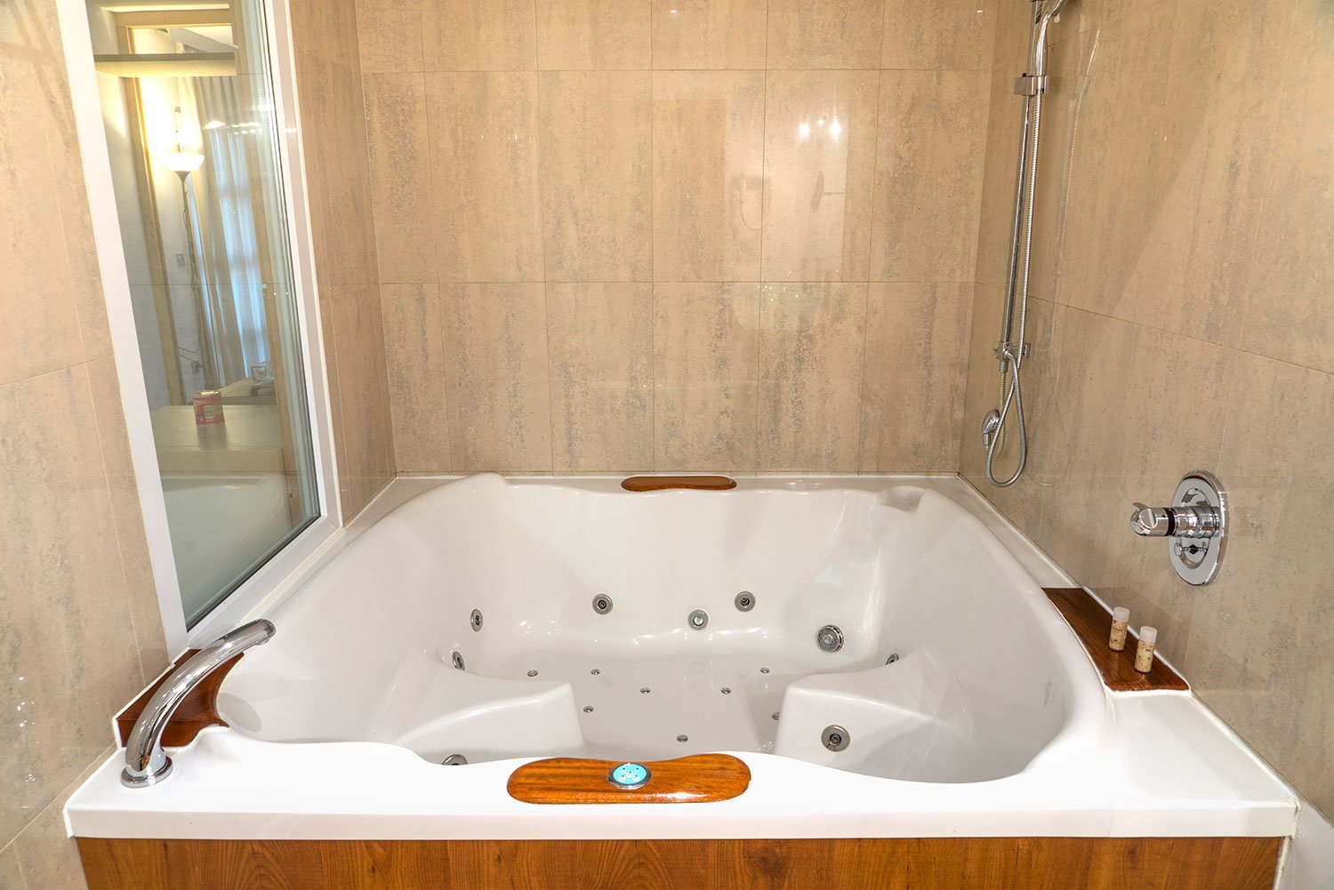 Jacuzzi en hotel de lujo