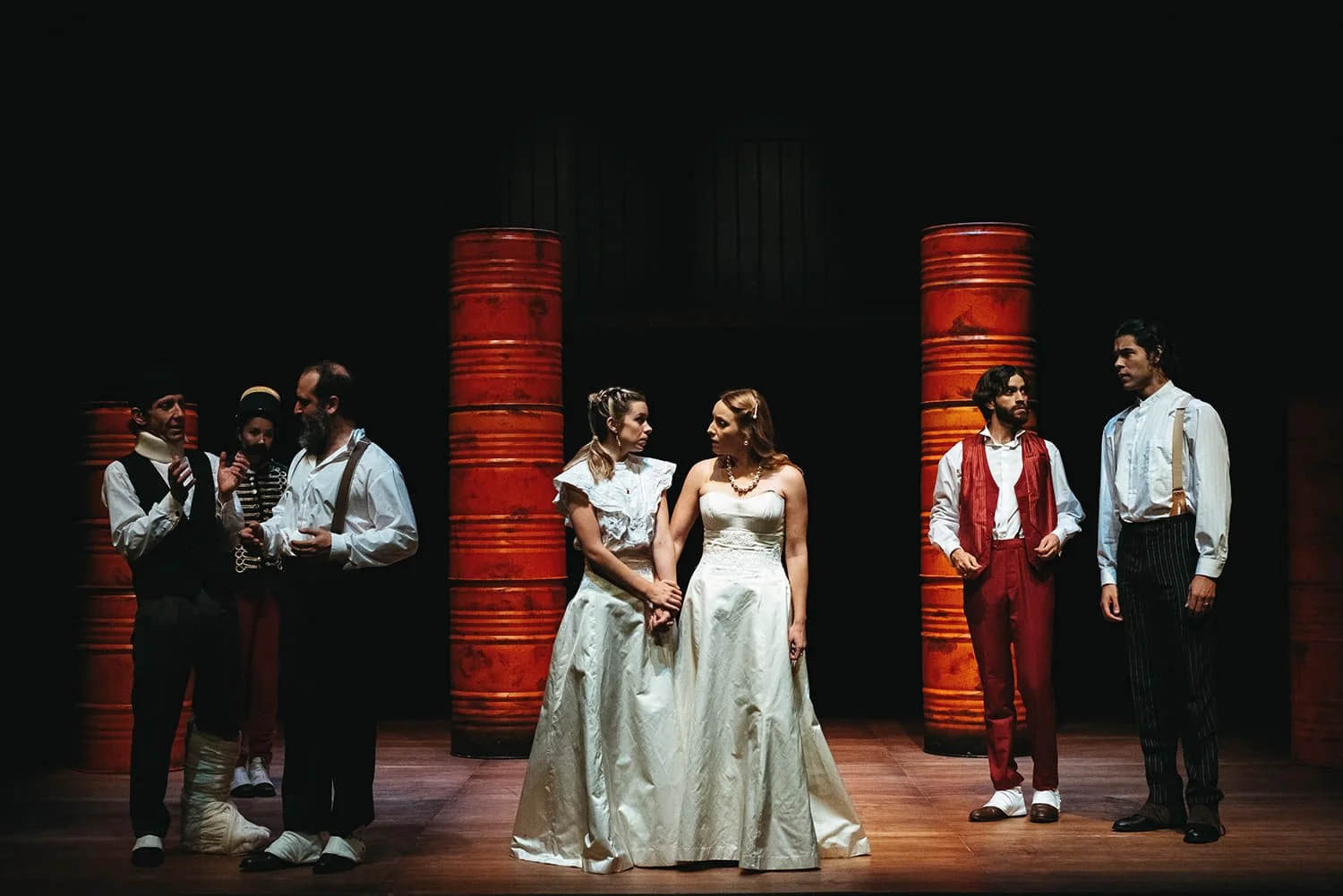 Escena de la representación teatral La dama boba de Lope de Vega en el Corral de Comedias de Almagro