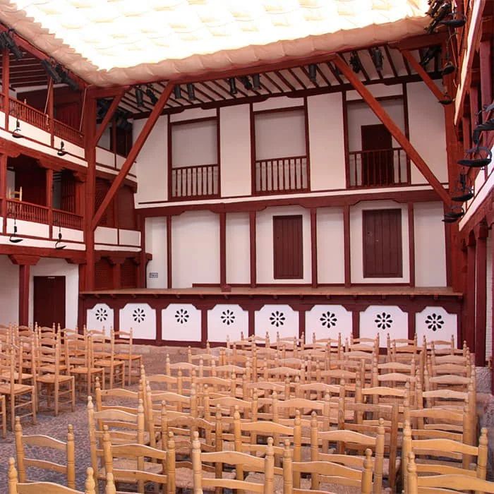 Vive Almagro y su emblemático Corral de Comedias, asistiendo a una obra de teatro clásico.