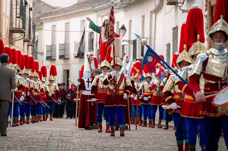 Cofradías de Los Armaos desfilando en Almagro durante la Semana Santa