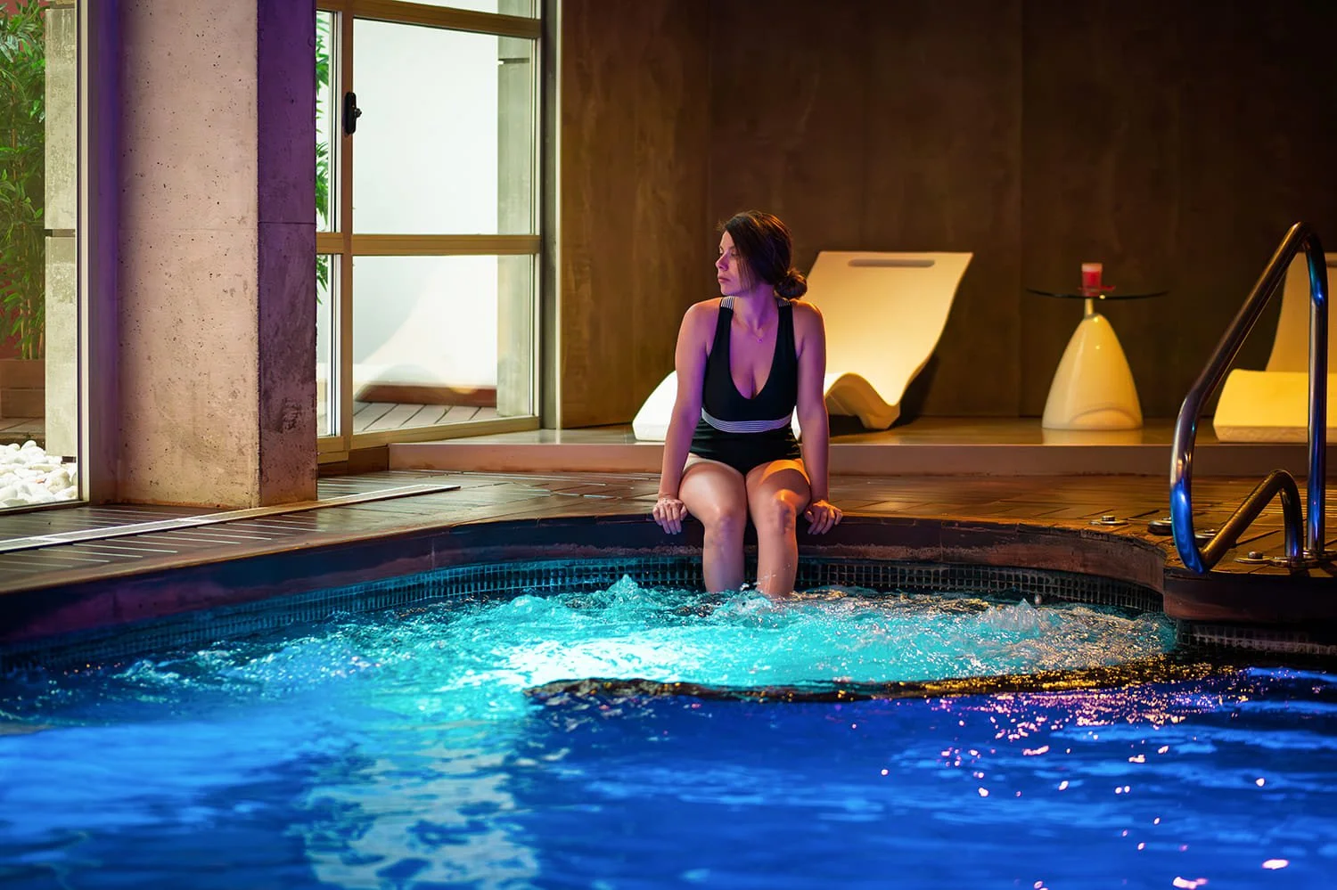 Jacuzzi del spa en La Casa del Rector, un espacio slow living pensado para desconectar sin prisas.