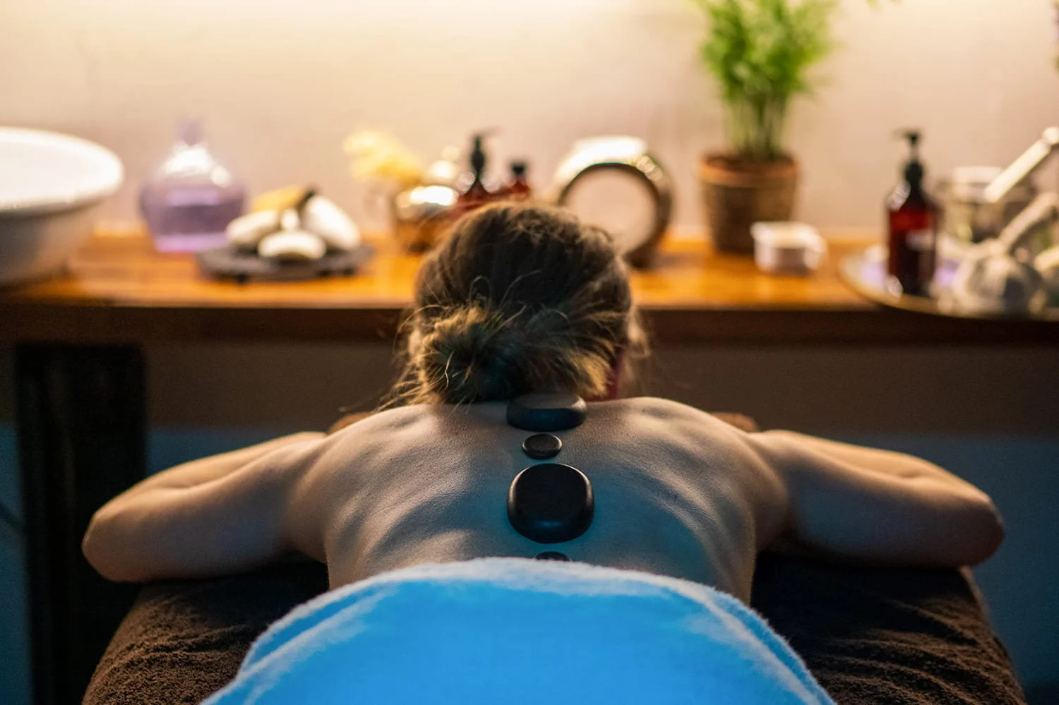 Tratamiento de masaje relajante en La Casa del Rector, una experiencia slow living para cuerpo y mente.