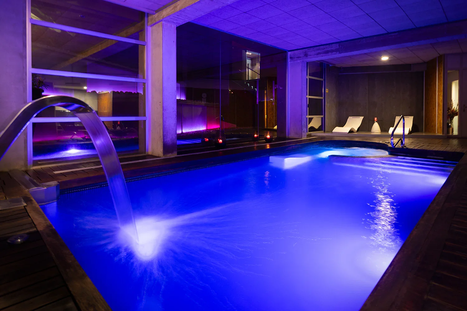Spa nocturno de La Casa del Rector iluminado con velas para La Noche Romántica en Almagro