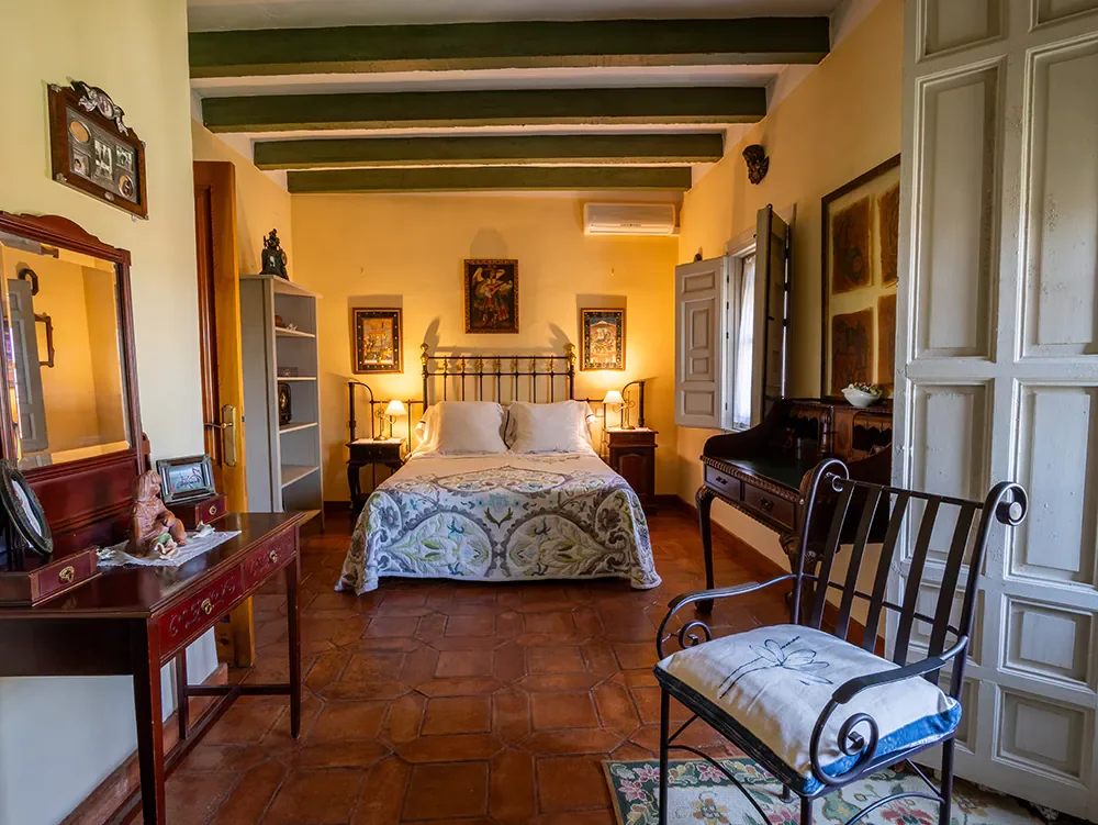 Dormitorio acogedor en casa rural para grupos en Almagro con decoración rústica y ambiente confortable