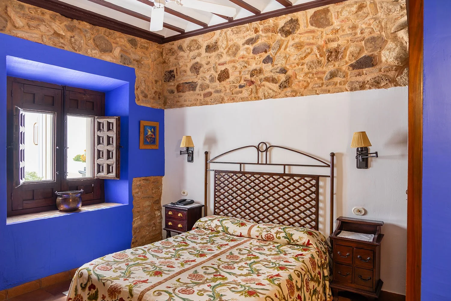 habitación de hotel en Almagro, ideal para escapadas románticas, con salon y baño con bañera hidromasaje, para una experiencia única