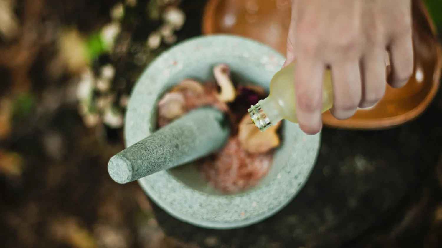 Ritual de masaje con pindas y aromaterapia en ambiente de spa relajante