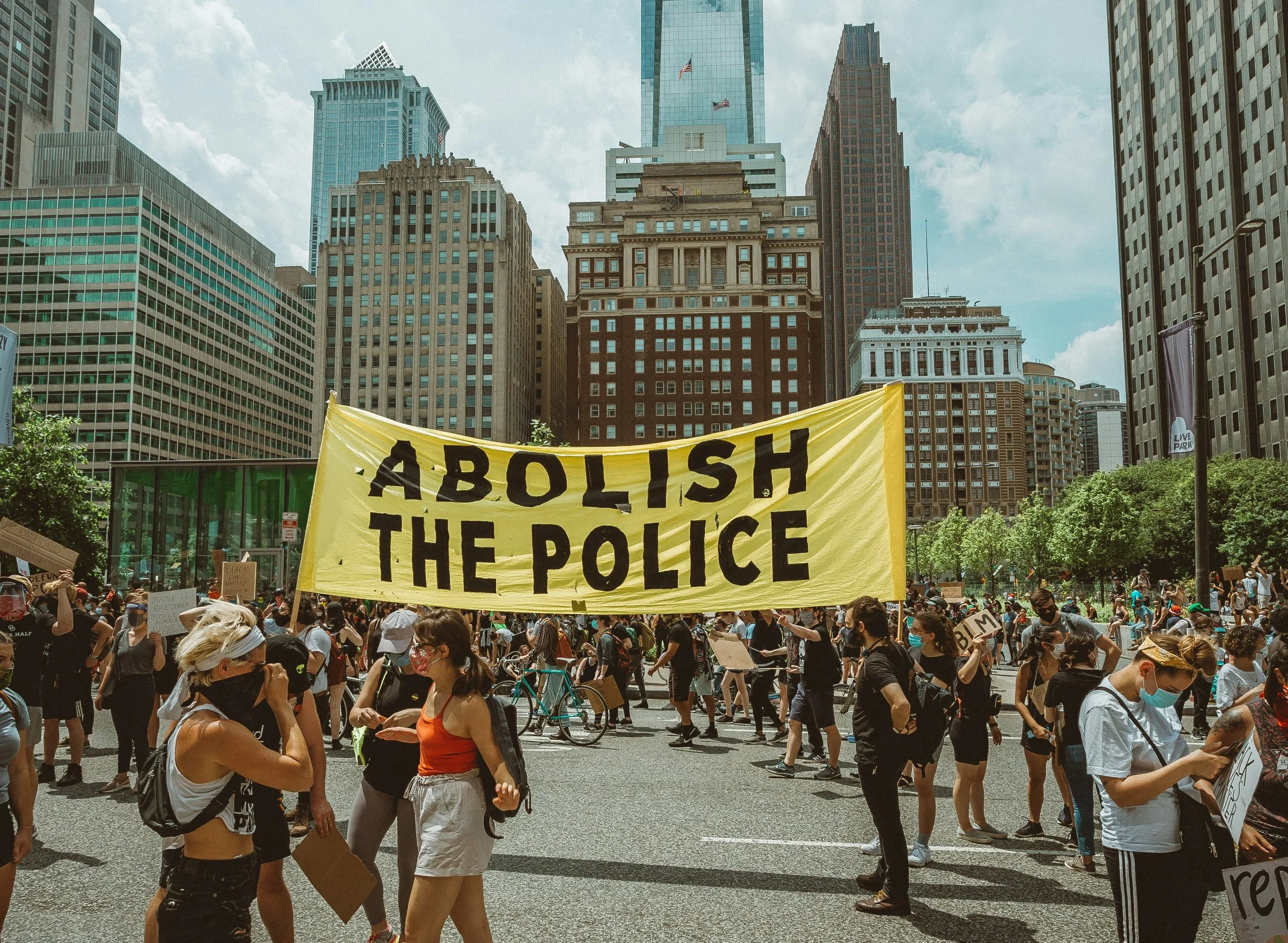 La Migra, La Policía, La Misma Porquería