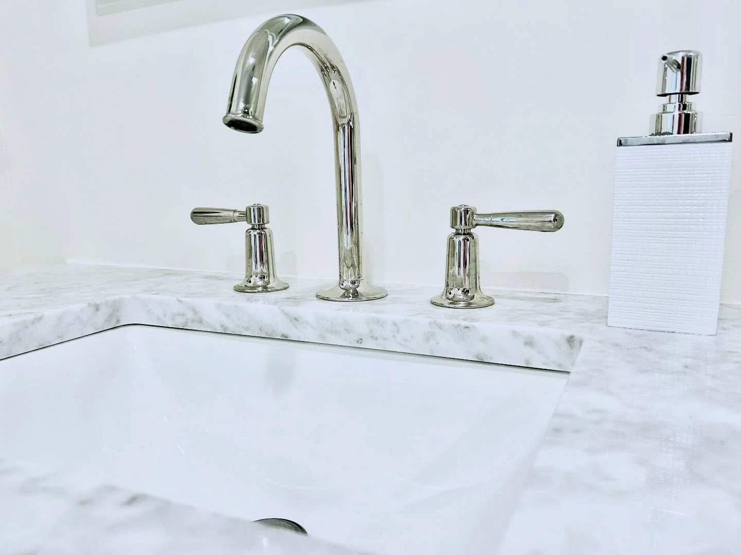 Fixtures matter!&hellip; When you think you can run to the hardware store for your next faucet&hellip; THINK AGAIN! 🚰

#plumbing #faucets #fixtures #rohl #waterworks #kohler #phylrich #newportbrass #nativetrails