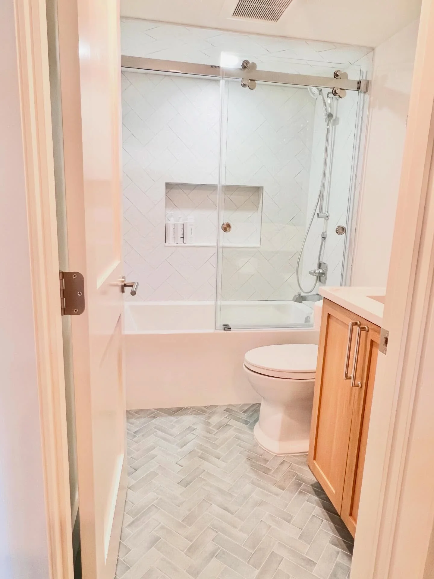 This little beauty is small but mighty! We changed this layout to make every inch functional and feel much bigger than it is! We played with some fun and interesting tile and contrasting countertops. This small @southseasresort Marina villa is contem