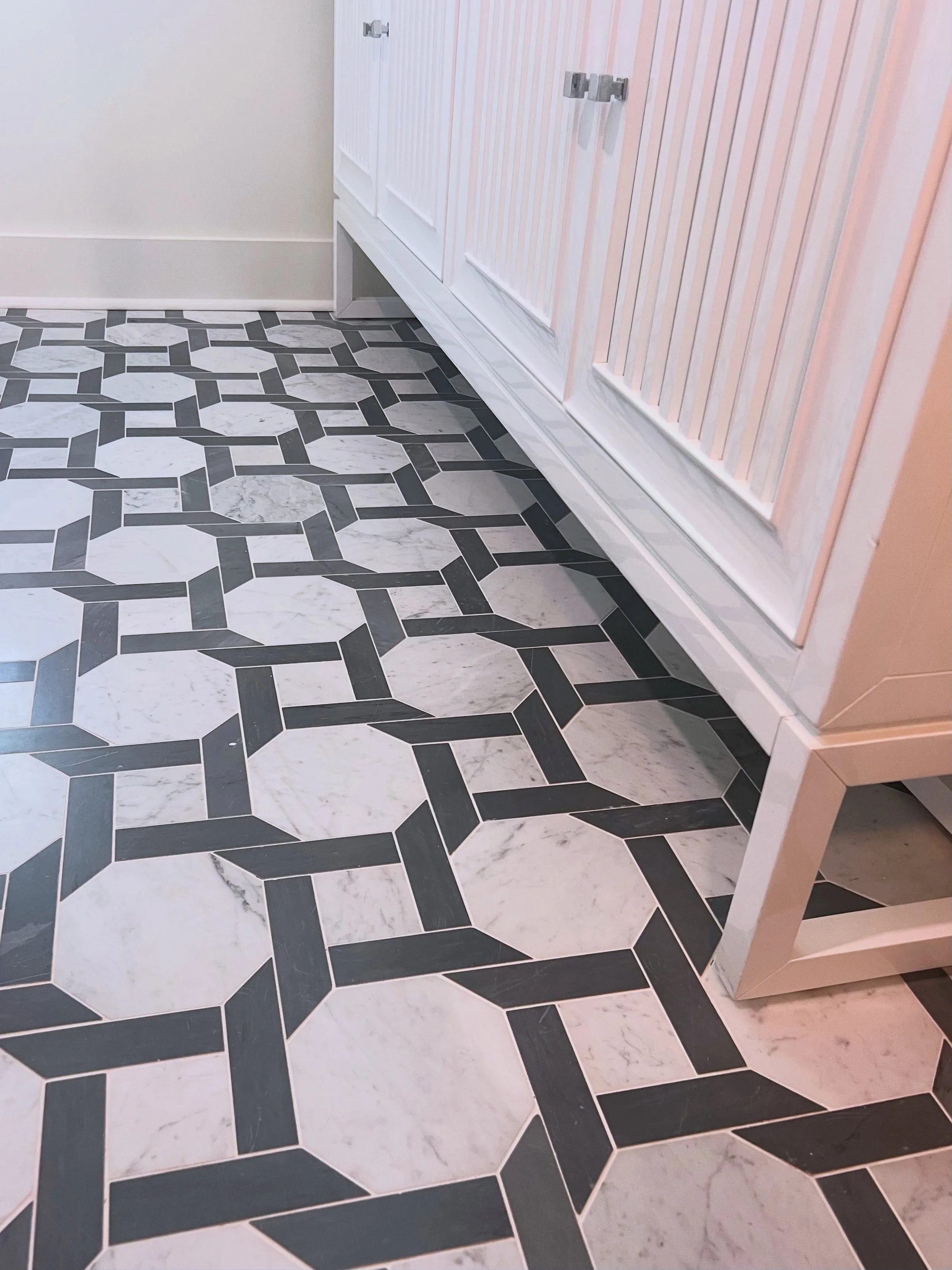 Some materials never go out of style! ✨

Forever obsessed with this Bardiglio &amp; Carrara marble mosaic by Onyx France. The bold geometry paired with the softness of natural marble creates a look that&rsquo;s elegant, timeless, and unforgettable.


