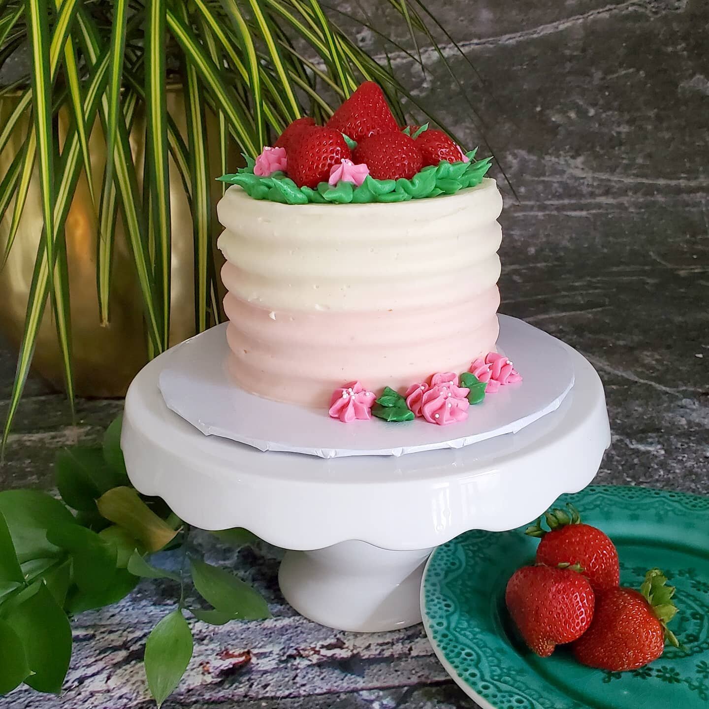𝔹𝕖𝕣𝕣𝕪 𝕊𝕨𝕖𝕖𝕥 𝕆𝕟𝕖 🍓

》》smash cake love 💕 vanilla cake, buttercream, and fresh strawberries. 
▪︎
▪︎
▪︎
I'm pretty sure smash cakes will remain one of my favorites to do. This one was simple and adorable. 

》》July calendar has ONE opening 