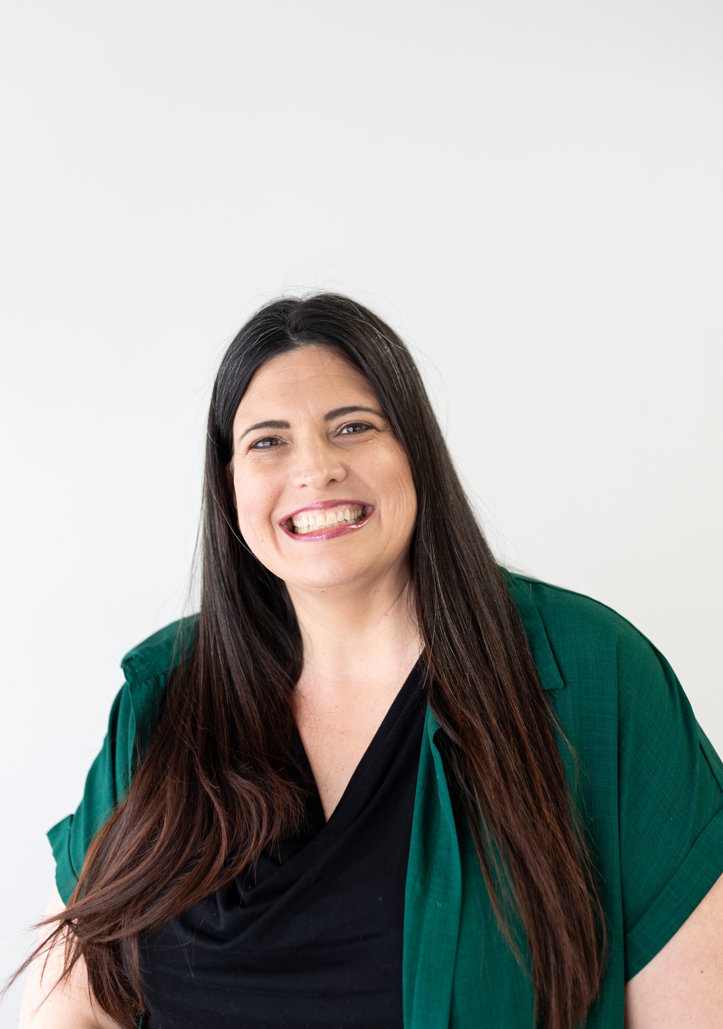 Elizabeth Nardella, RSW, RCC, smiling warmly, inviting therapists to a free intake call